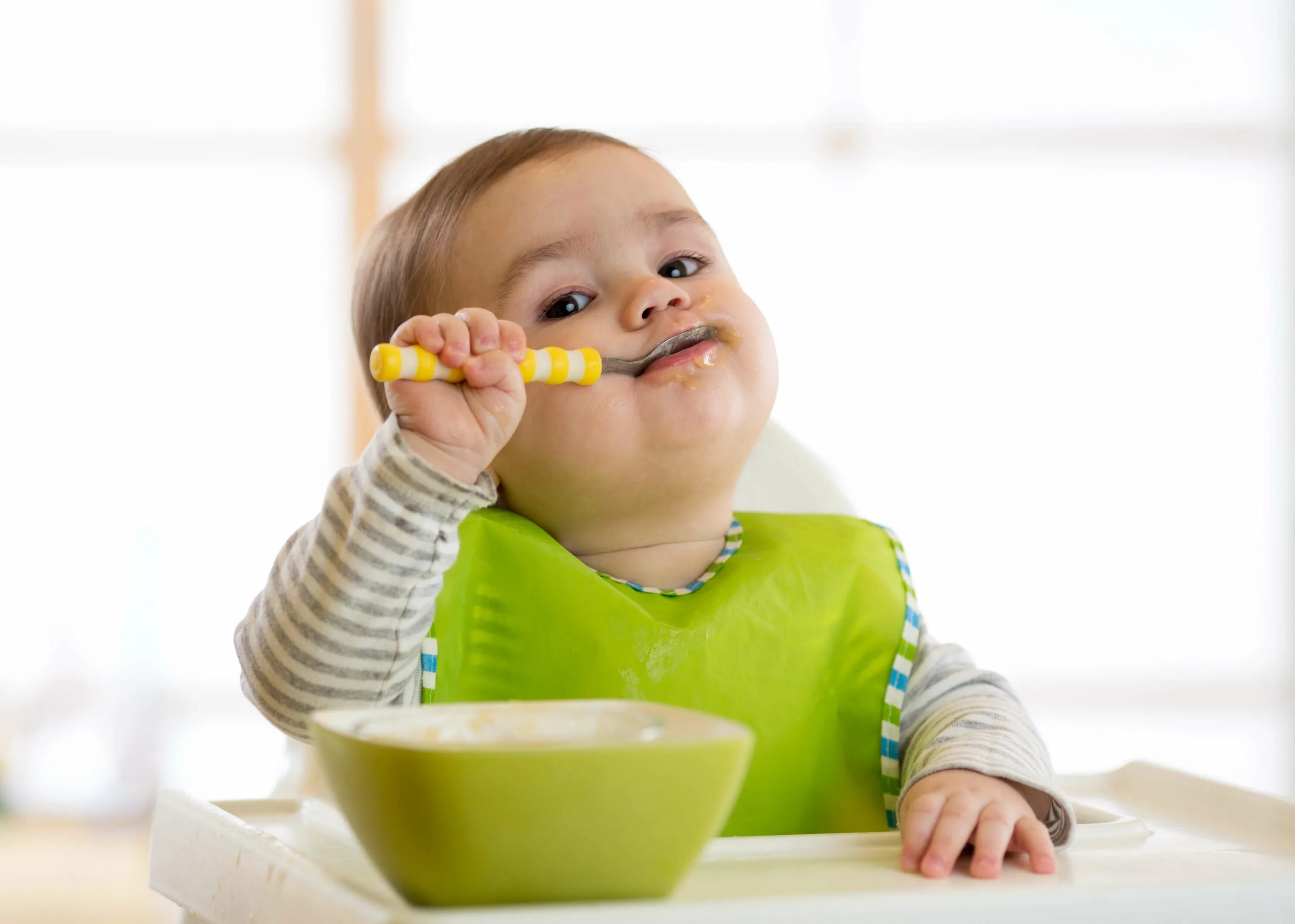 Включи малыши едят. Малыш ест. Ребенок кушает. Ребенок ест ложкой. Еда для детей.