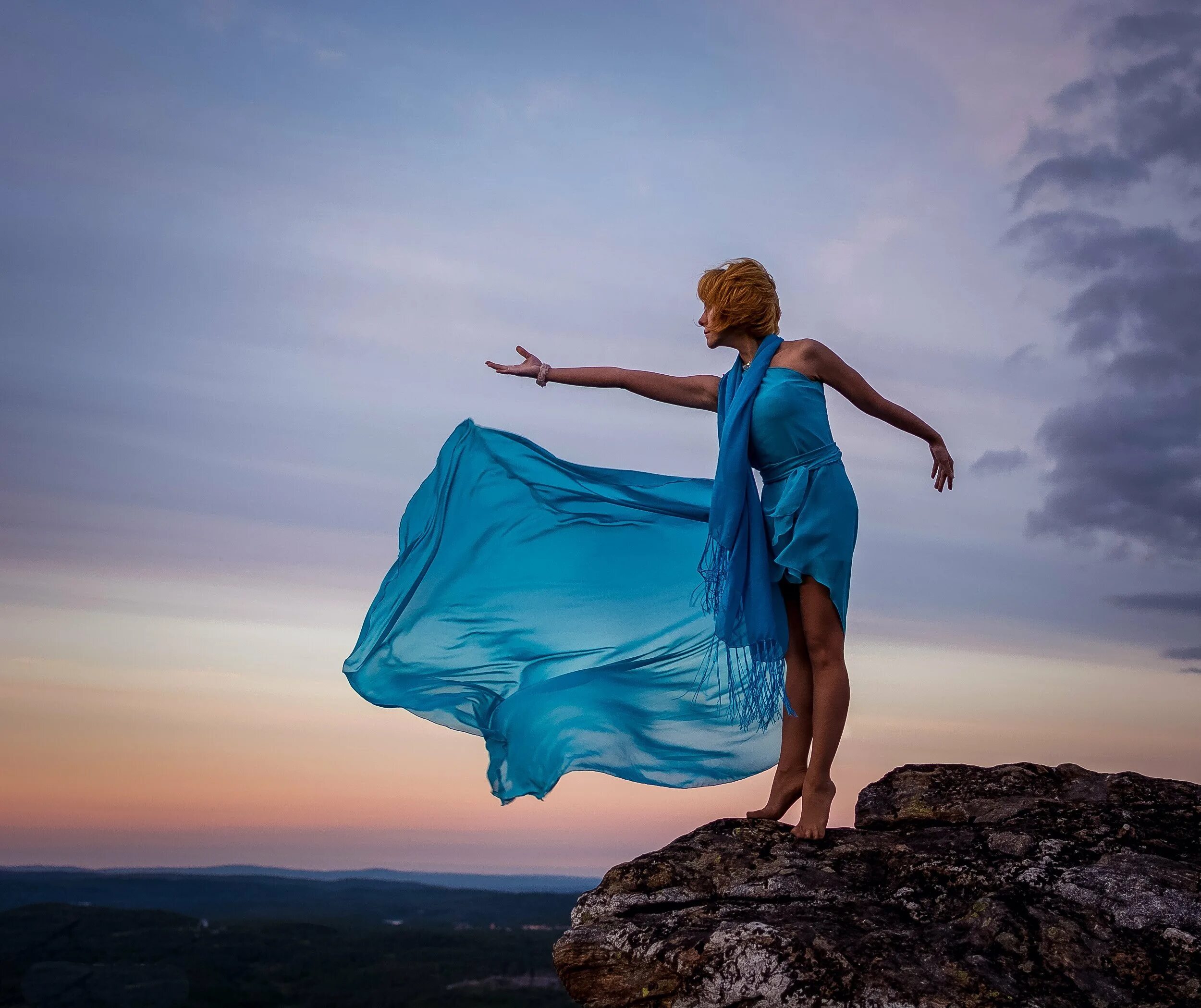 девушка в белом платье. девушка в платье на ветру. платье guess by marciano. девушка в платье на ветру. девушки ветер платье.