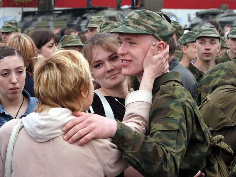 Призывник проводы. Проводы в армию. Проводы новобранцев в армию. Встреча военных. Мать провожает сына в армию.