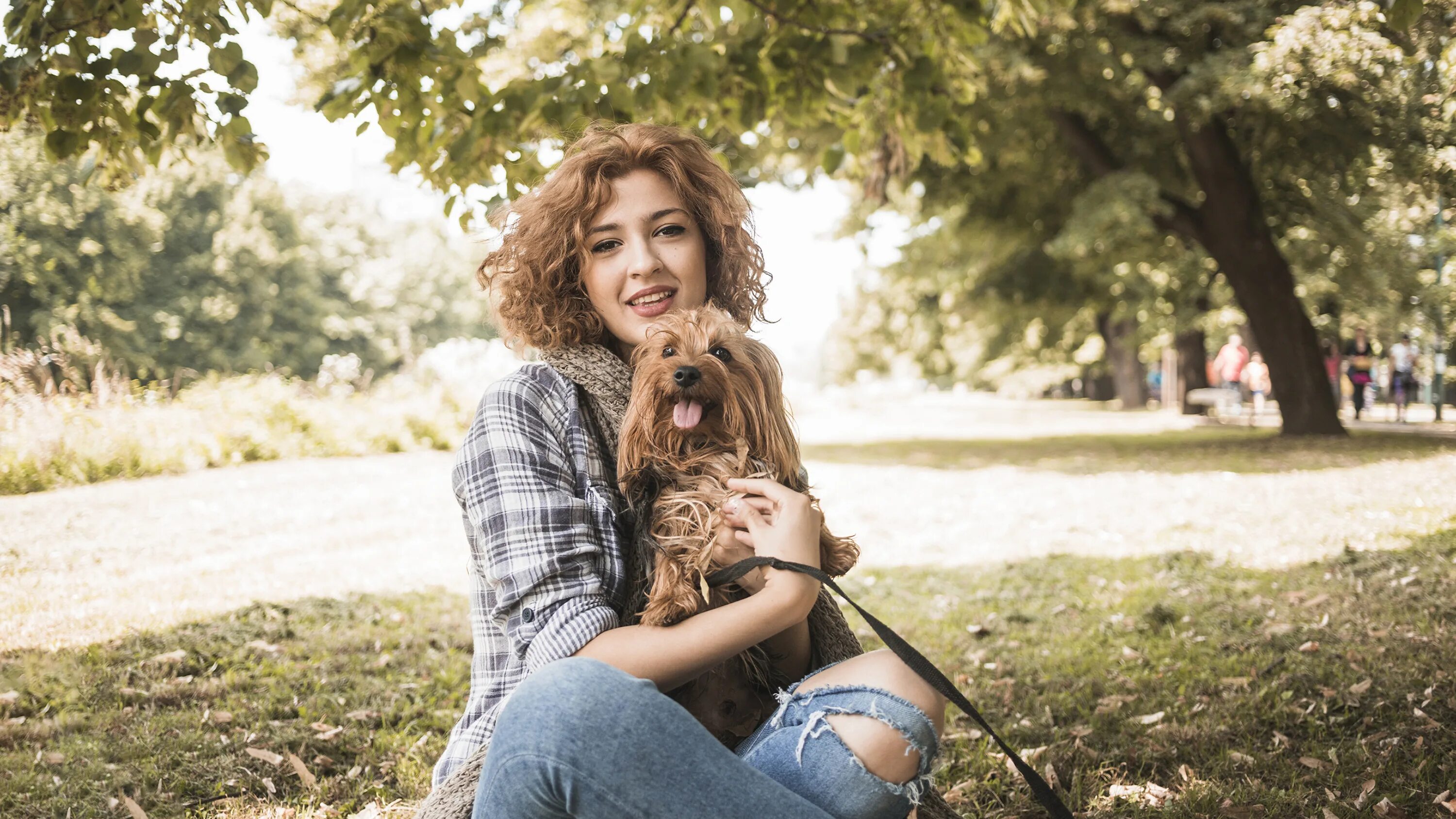 Woman with animals. Женщина с собакой. Позирование в парке. Женщина в парке. Девушка сидит с собакой.