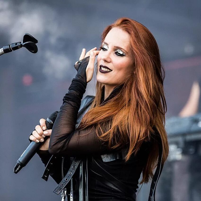 Поющий волос. Симона Симонс. Epica вокалистка. Simone Simons Epica. Симона Симонс 2020.