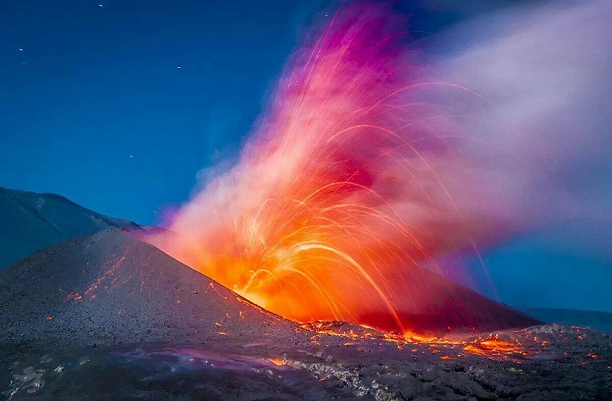 Красный явления природы. Франциско Негрони вулкан. Франциско Негрони гроза вулкан. Извержение вулкана Арарат. Вулкан Пуйеуэ Чили.