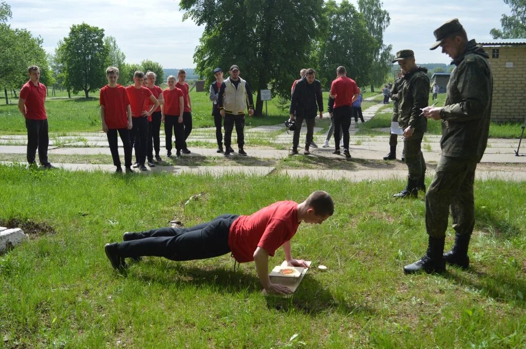 Военно спортивные игры в школе. Военно-спортивные игры. Военно-спортивная игра Зарница. Военные спортивные состязания. Спортивная игра Зарница.