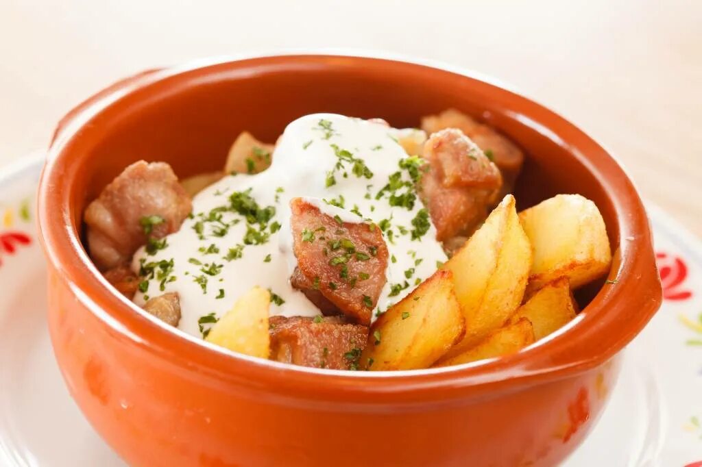 Мясо свинины с картошкой в горшочке
