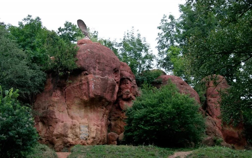 Как называется группа скал в токмаковском. Кисловодский парк красные камни. парк кисловодск красные скалы. курортный парк кисловодск красные камни. красные камни в кисловодске в парке.