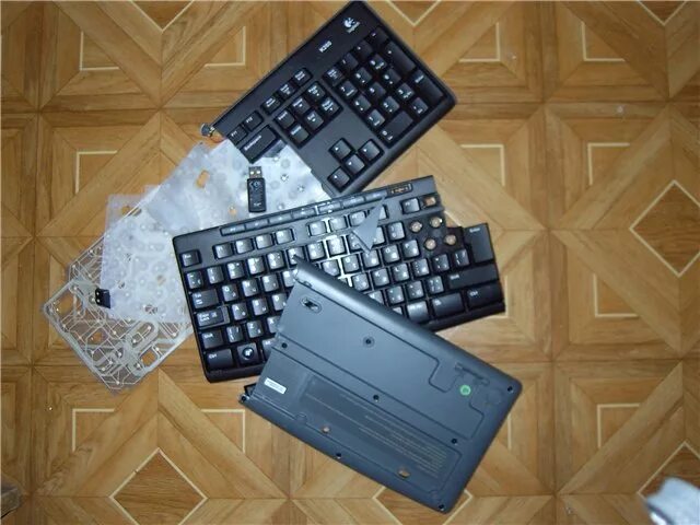 Разбитая клавиатура. Поломанная пополам клавиатура. Сломанная клавиатура игровая. Сломанная клавиатура. Сломанная механическая клавиатура.
