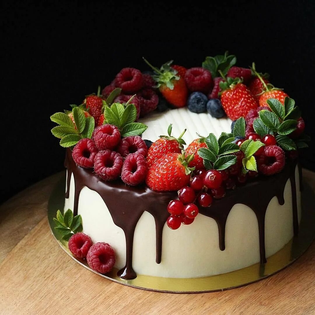 Торт украсить красивые день рождение. Красивые торты. Торт с фруктами. Ягодный торт. Торт с ягодами.
