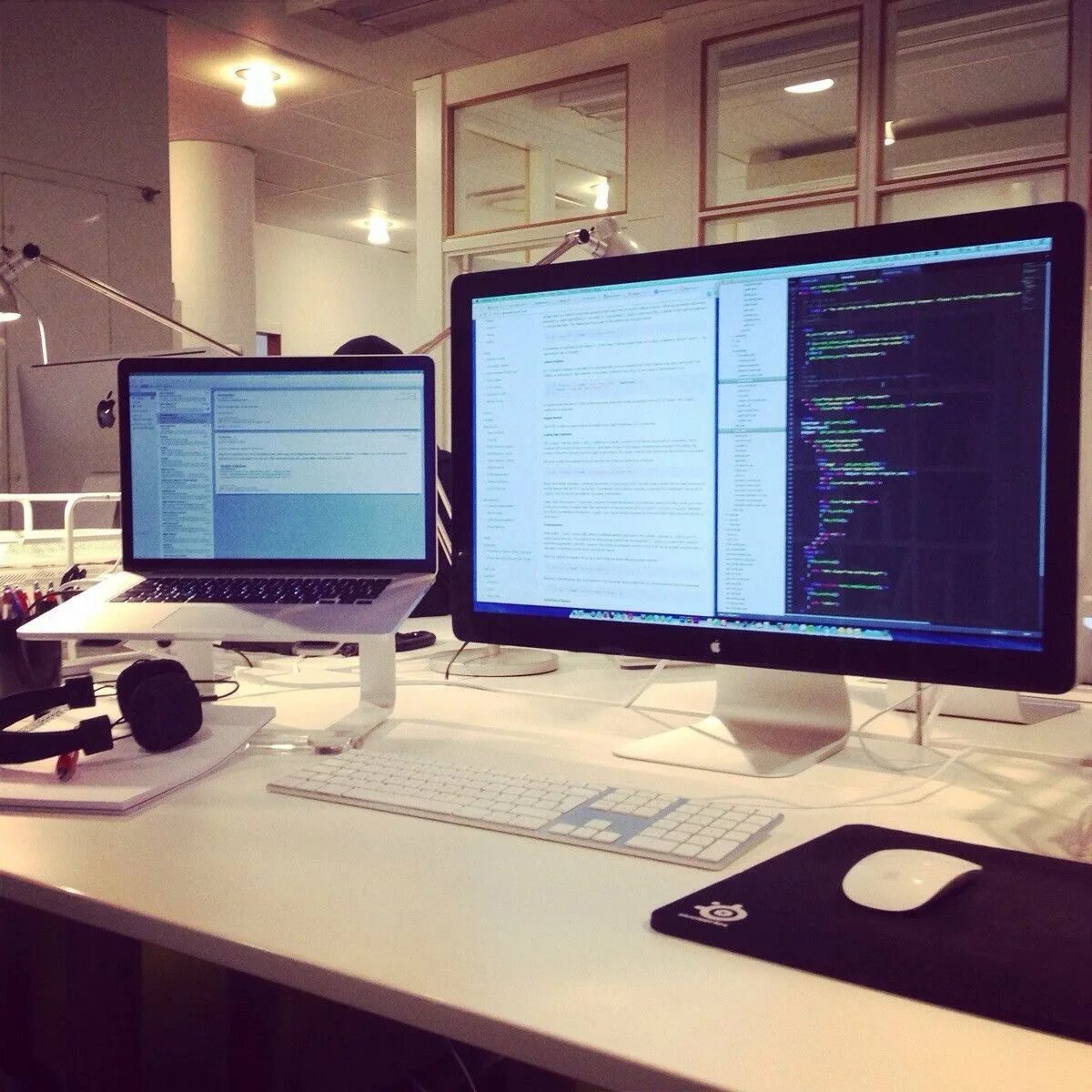 Office programming. Рабочее место программиста. Рабочее место программиста в офисе. Стол программиста. Идеальное рабочее место программиста.