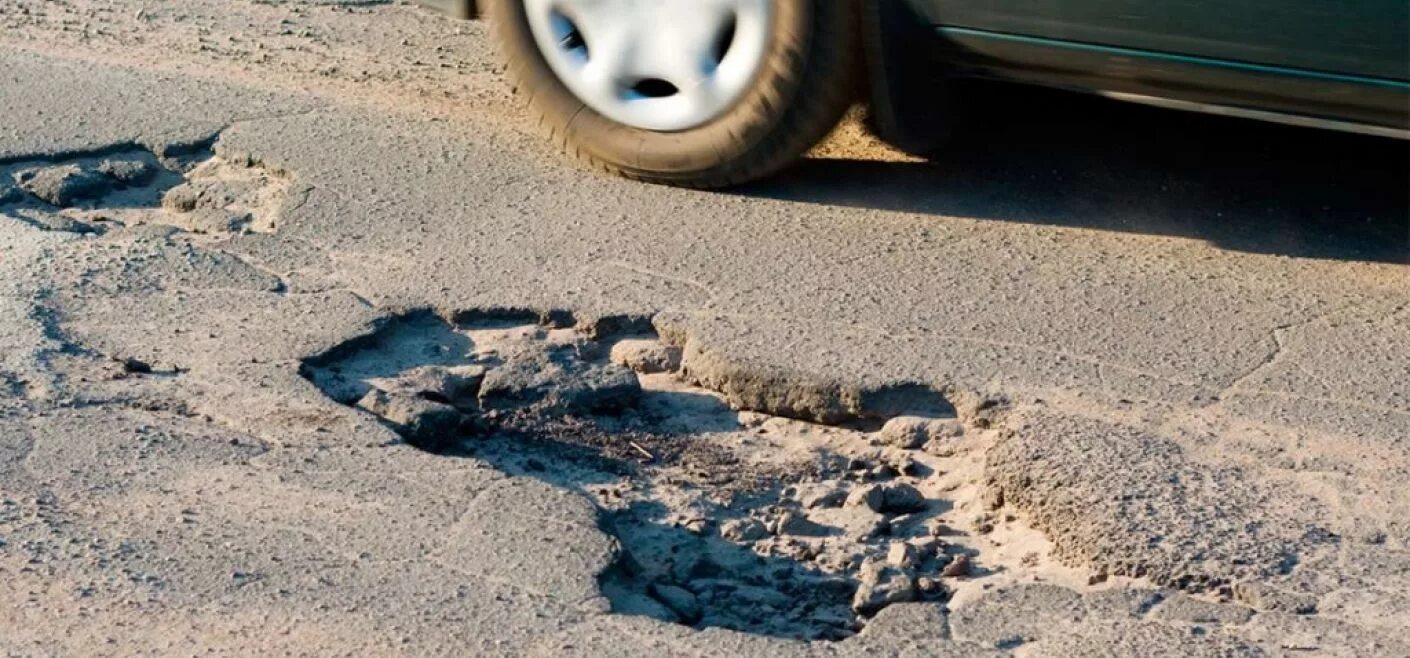 Плохое содержание дорог. Ямы на дорогах. выбоина на дороге. казахстан дороги разбитые. плохие дороги в казахстане.