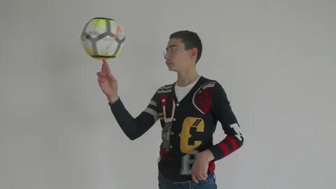 Как крутить мяч на пальце