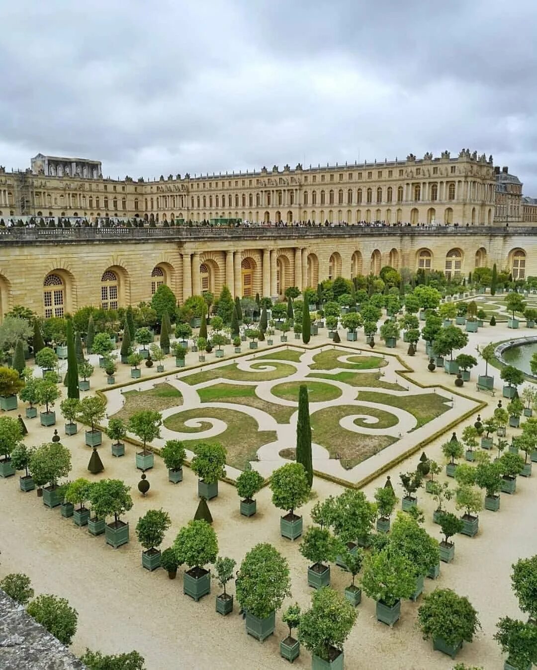 Chateau de versailles. Версаль дворец Франция. Версаль Париж Версальский дворец. Версаль дворцово-парковый ансамбль во Франции. Дворцовый комплекс Версаль.
