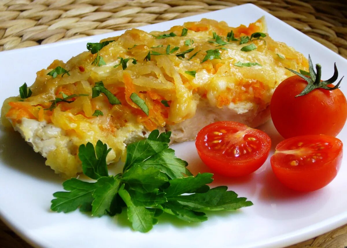 Треска с картошкой в духовке самый вкусный. Филе минтая с овощами. минтай в духовке с морковью и луком. филе минтая с овощами в духовке. филе минтая в духовке с помидорами и сыром.