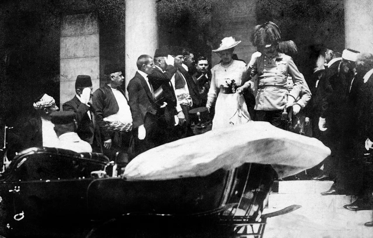 Эрцгерцог убитый в сараево. Убийство эрцгерцога франца фердинанда. франц фердинанд 1914. убийство в сараево 1914. убийство франца фердинанда в сараево.