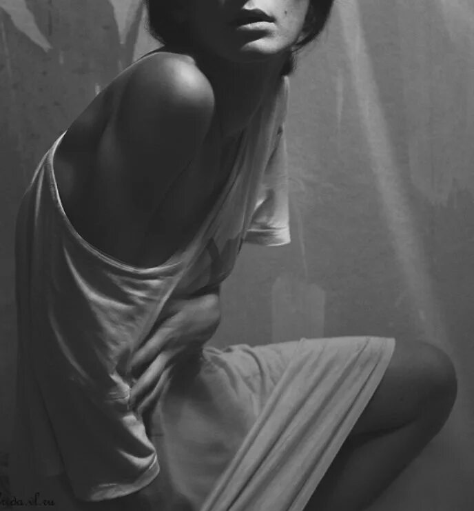 Девушка не может уснуть картинка. Опять лежишь в ночи. Опять лежишь в ночи глаза открыв и старый. Девушка лежит в кресле крутая. Опять лежишь в ночи глаза открыв и старый спор сама с собой.