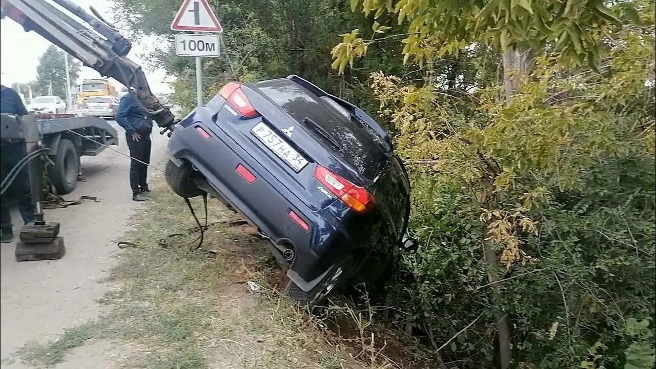 Видео как достают машины