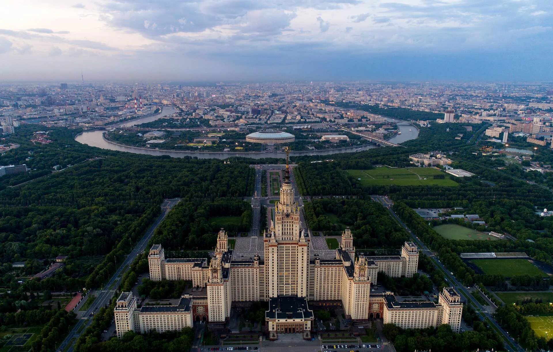 Московский государственный университет имени м.в.Ломоносова，МГУ. Университет МГУ В Москве. Вид с МГУ на Москву.