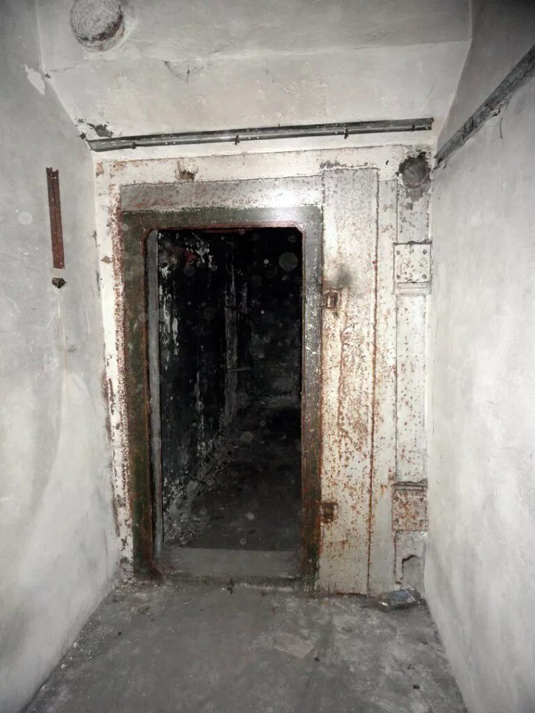 Бомбоубежище в новочеркасске. Бункер новочеркасск. Шунгеровский лесопарк бункер. Бомбоубежище топки. Бункер, сочи, абрикосовая улица.