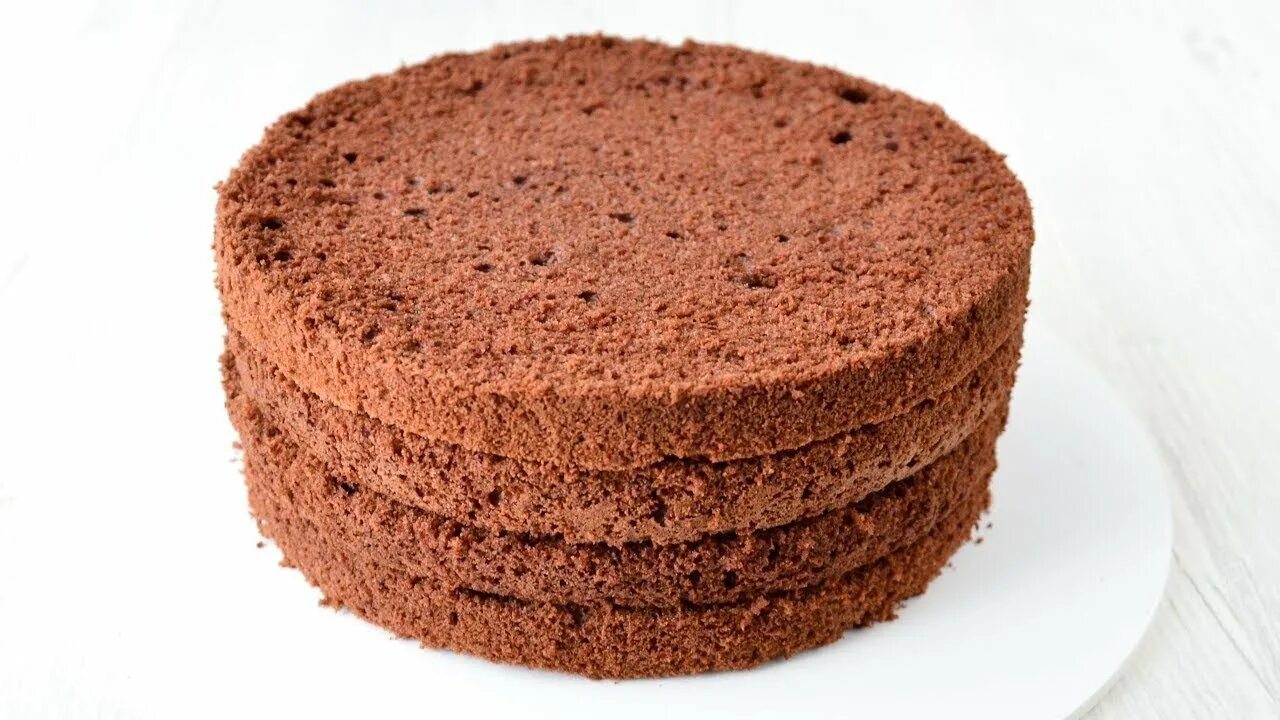 Кусочек бисквита. Шоколадный шифоновый бисквит торт. Шоколадный торт на кипятке. Шоколадный бисквит Паулин кейк. Корж шифоновый шоколадный бисквит.