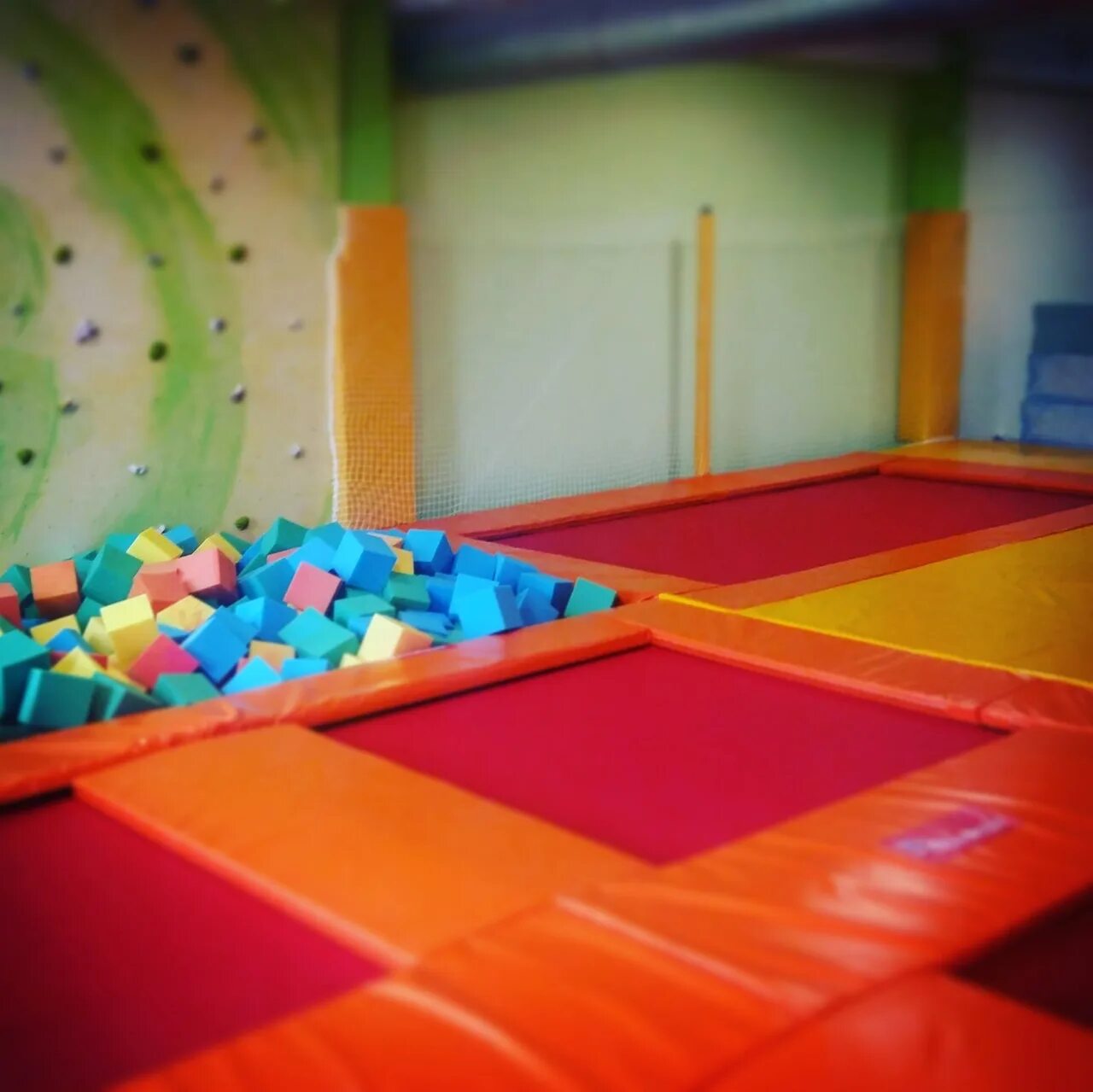 Аир плаза псков батуты. Батутный центр кувырком 2 псков. Батутный центр псков октябрьский 54. Аир плаза псков батуты. Батуты псков.