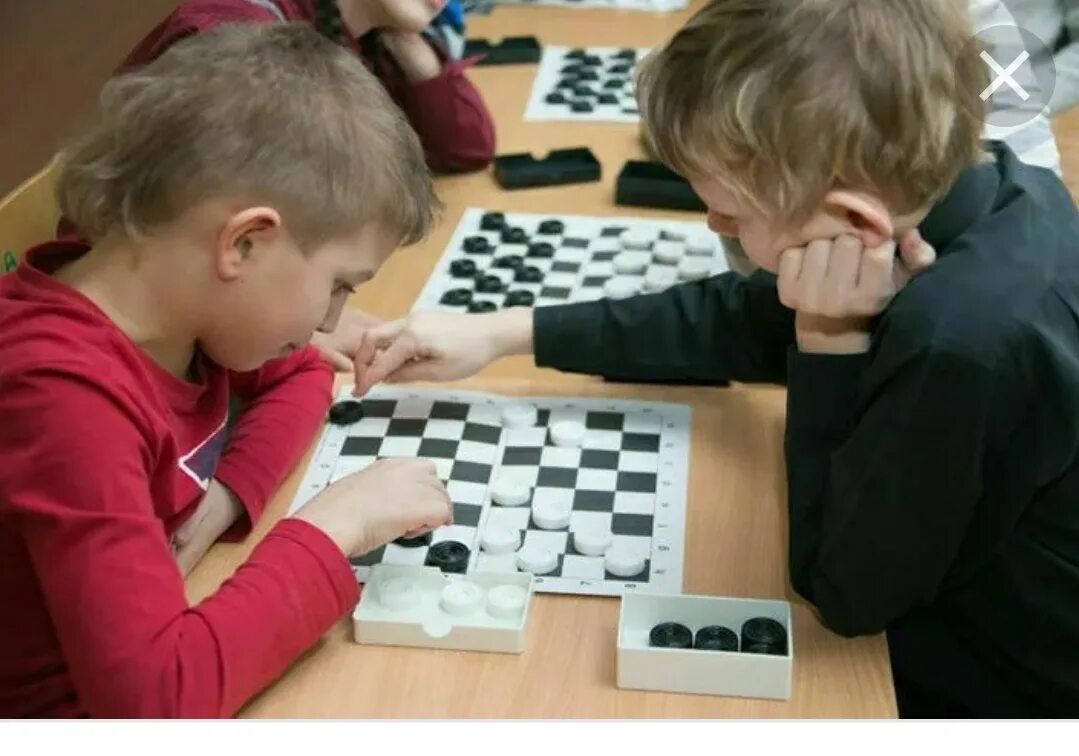 Ребята играли в шашки. Шашки для детей. Турнир по шашкам. Турнир по шашкам для детей. Дети играют в шашки.