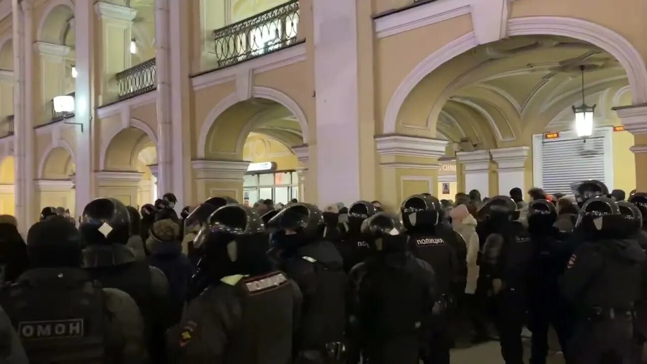 Митинг в СПБ. Митинг Гостиный двор. Антивоенный протест в Петербурге. Митинг в Питере 27 февраля.