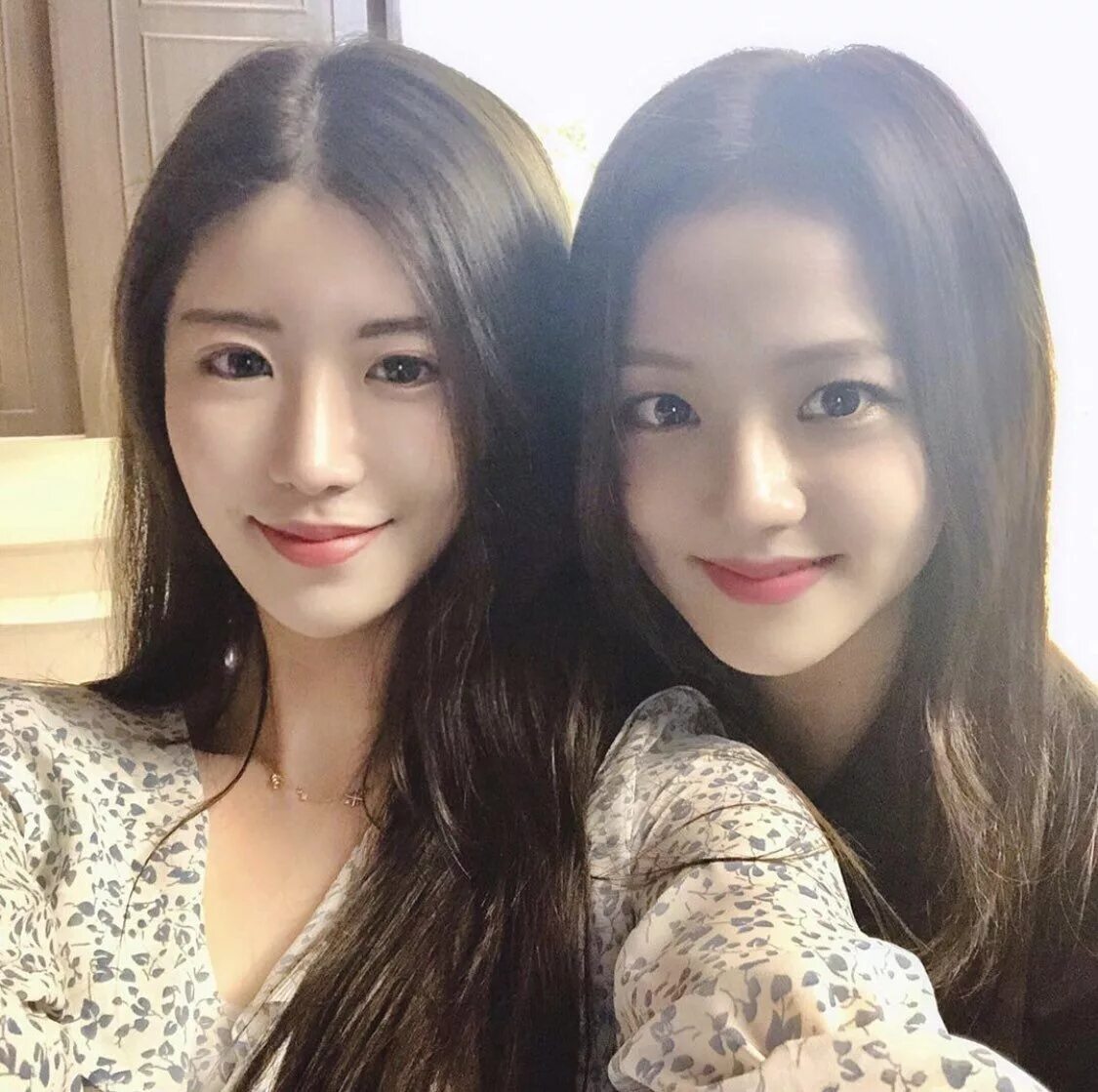 Lee chaeyeon сестра. У черен есть сестра. У черен есть сестра. Хазал филиз с сестрой близнецом. Itzy предебют.