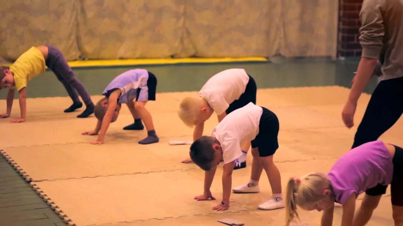 Аэробика фото дети. Йога для детей. Детский фитнес. Оздоровительная физкультура для детей. Тренировка детей видео.