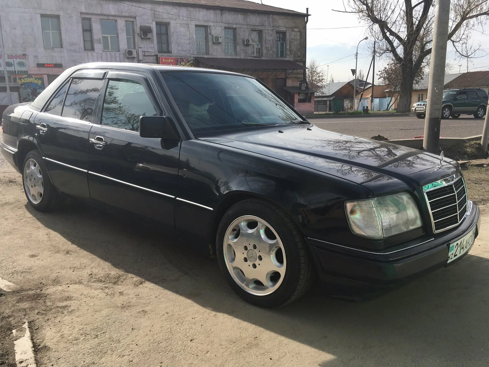 Изумрудный мерседес w124. Мерседес е500 w124. W124 мерседес на r19. W124 r15. Mercedes w124 диски.