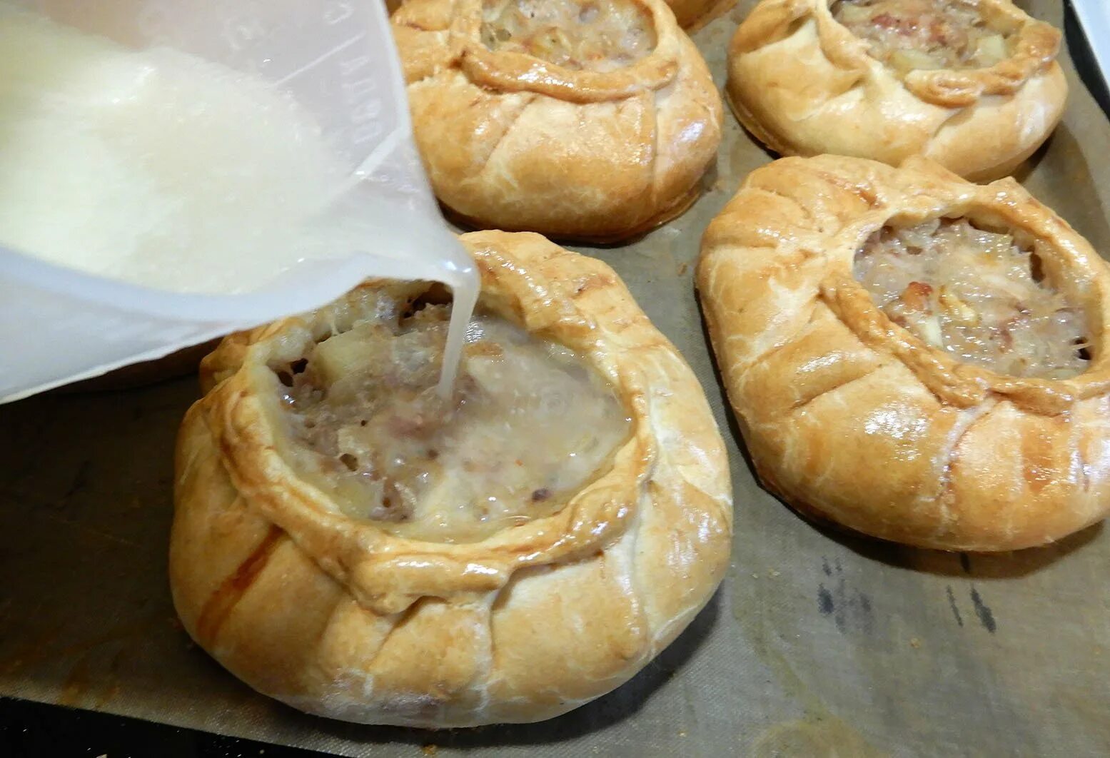 Татарское блюдо картошка с мясом в тесте. Пирожки татарские вак бэлиш. элеш балиш. бэлеш татарское национальное. вак бэлеш татарское национальное блюдо.