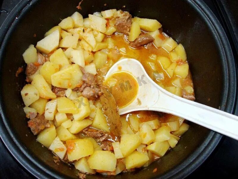 Как тушить картошку в мультиварке. Картошка с мясом в мультиварке. тушеная картошка в мультиварке. тушёная картошка с мясом в мультиварке. тушёная говядина с картошкой в мультиварке.
