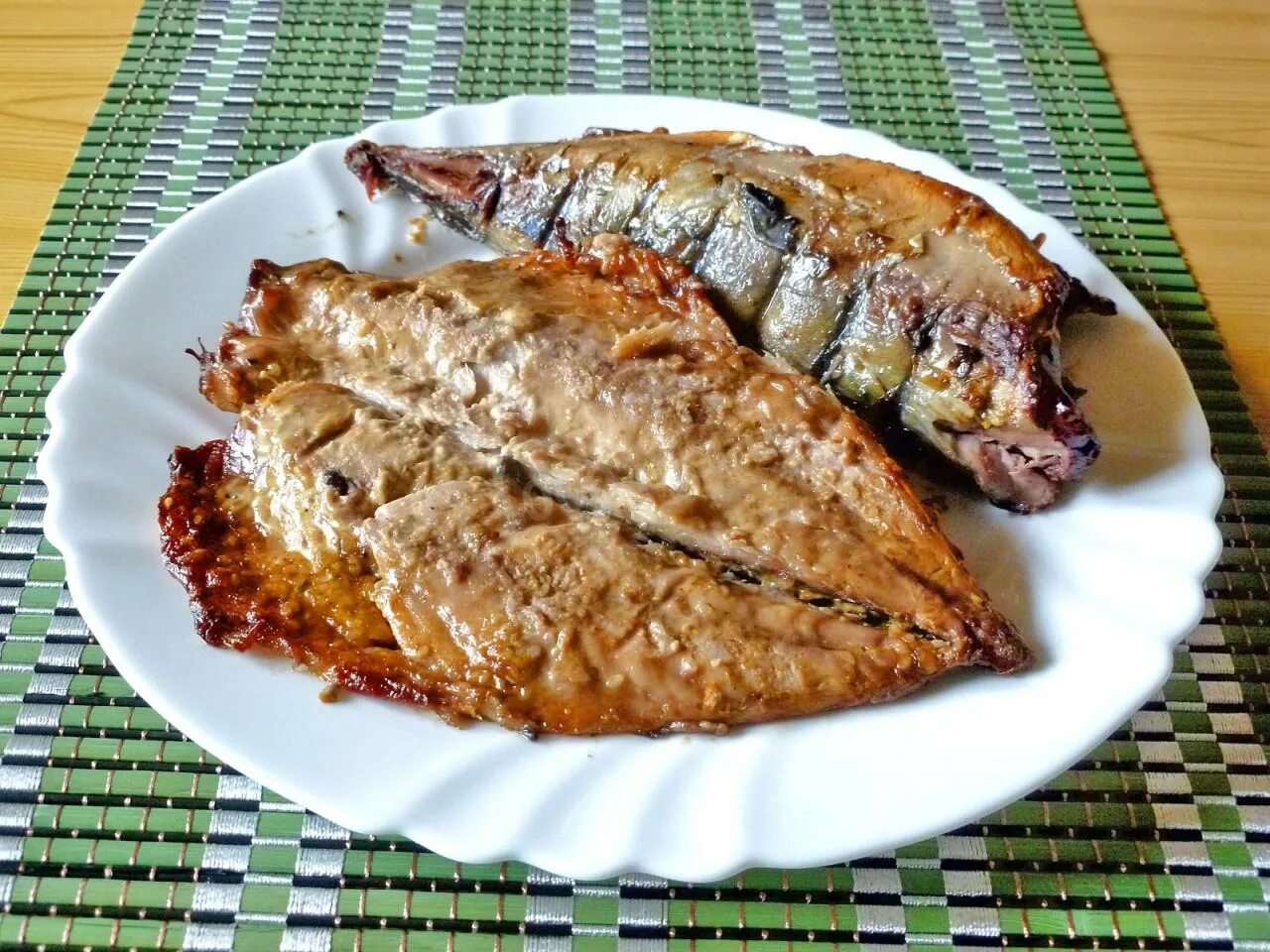 Рыба на мангале скумбрия. Соус для скумбрии на мангале. Скумбрия на гриле. Филе скумбрии. Шашлык из скумбрии на мангале.