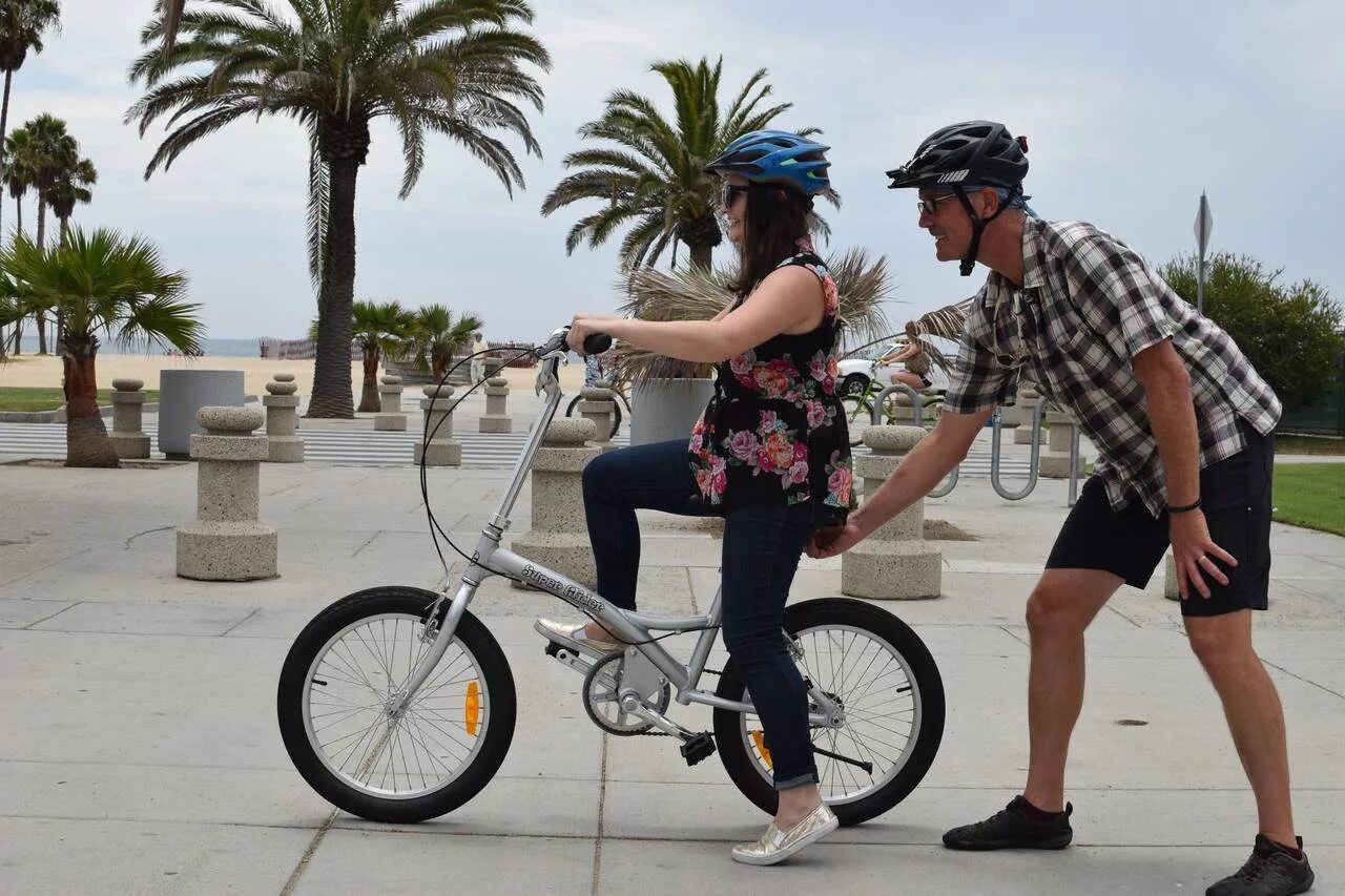 Don t ride a bike. Катаца на велосипеде. Велосипед взрослый. Взрослый катается на велосипеде. Велосипеды для всей семьи.