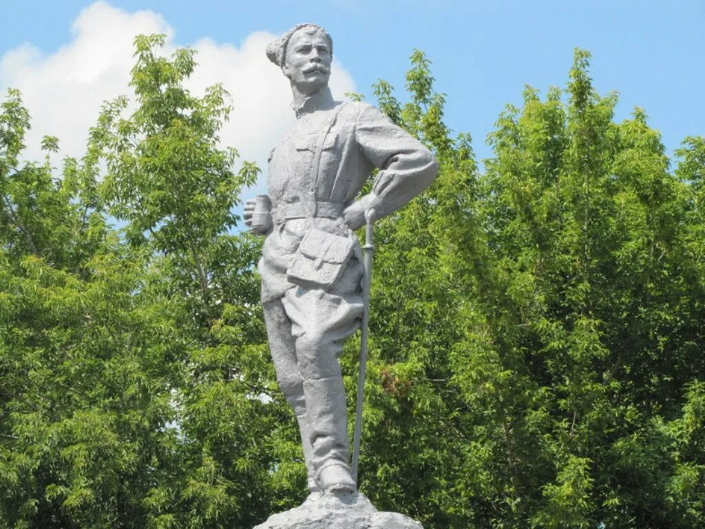 Чапаев самарская область. Чапаев памятник в Чапаевске. Памятник в.и. Чапаеву в г.Чапаевск. Самарская статуя Чапаев. Памятники Чапаевска Самарской области.