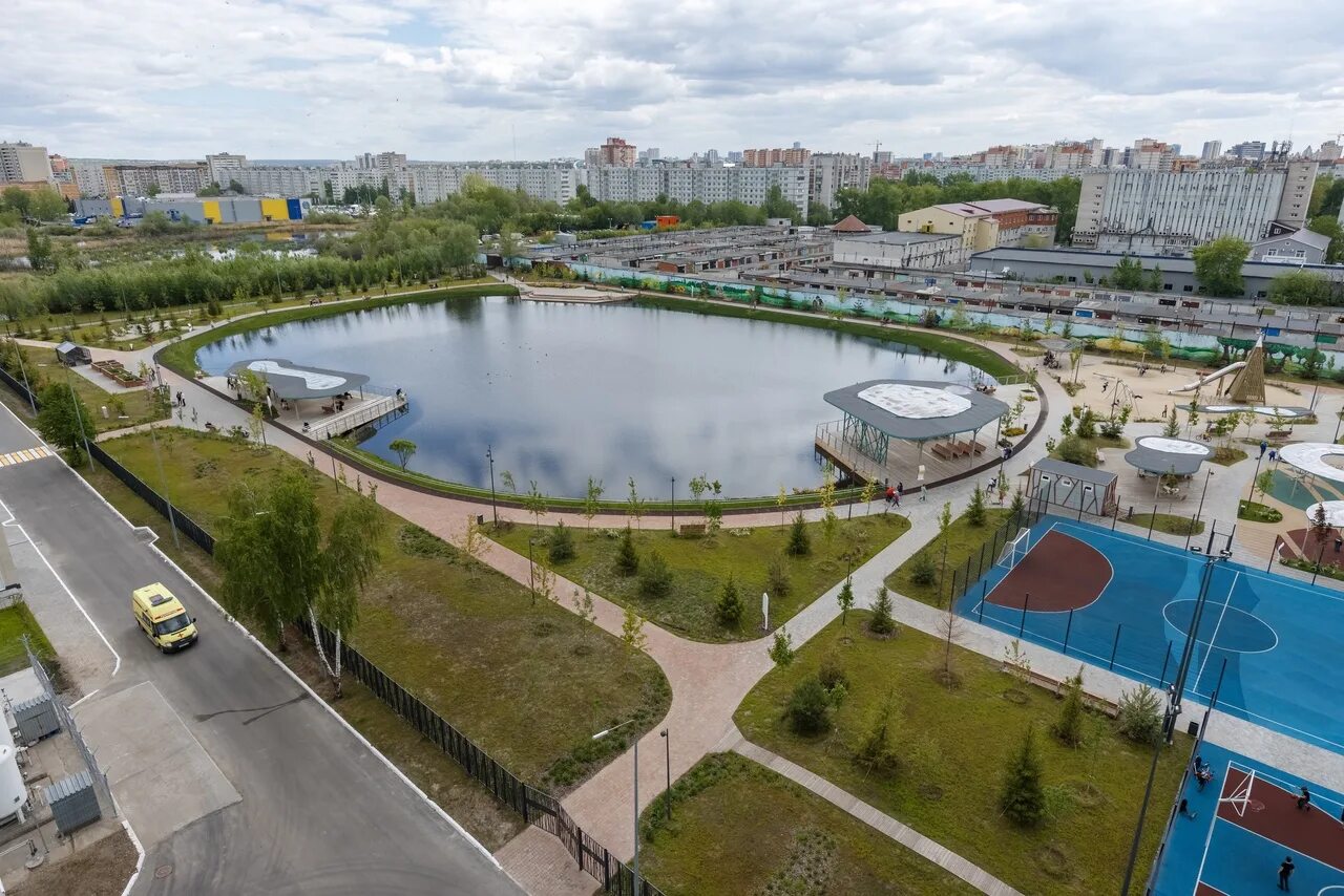 Малое чайковое озеро казань. Ново савиновский район. Парк малое чайковое озеро. Казань парк чайковое. Озеро большое чайковое казань.