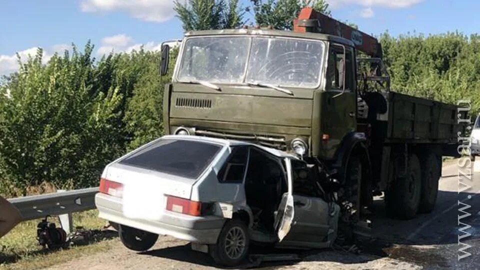 Украли камаз с тюльпанами. ВАЗ 2114 лобовое ДТП КАМАЗ. КАМАЗ 4310 раздавил легковушку. Легковушка врезалась в КАМАЗ.