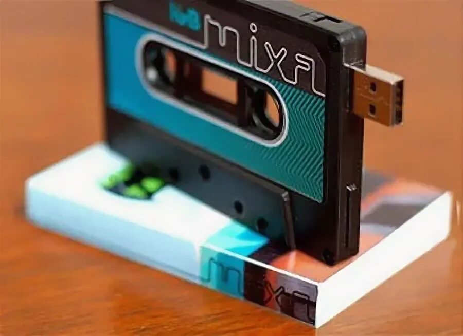 Как сделать кассету. Флешки юсб кассета. Необычные аудиокассеты. Флешка в виде аудиокассеты. Флешка в форме кассеты.