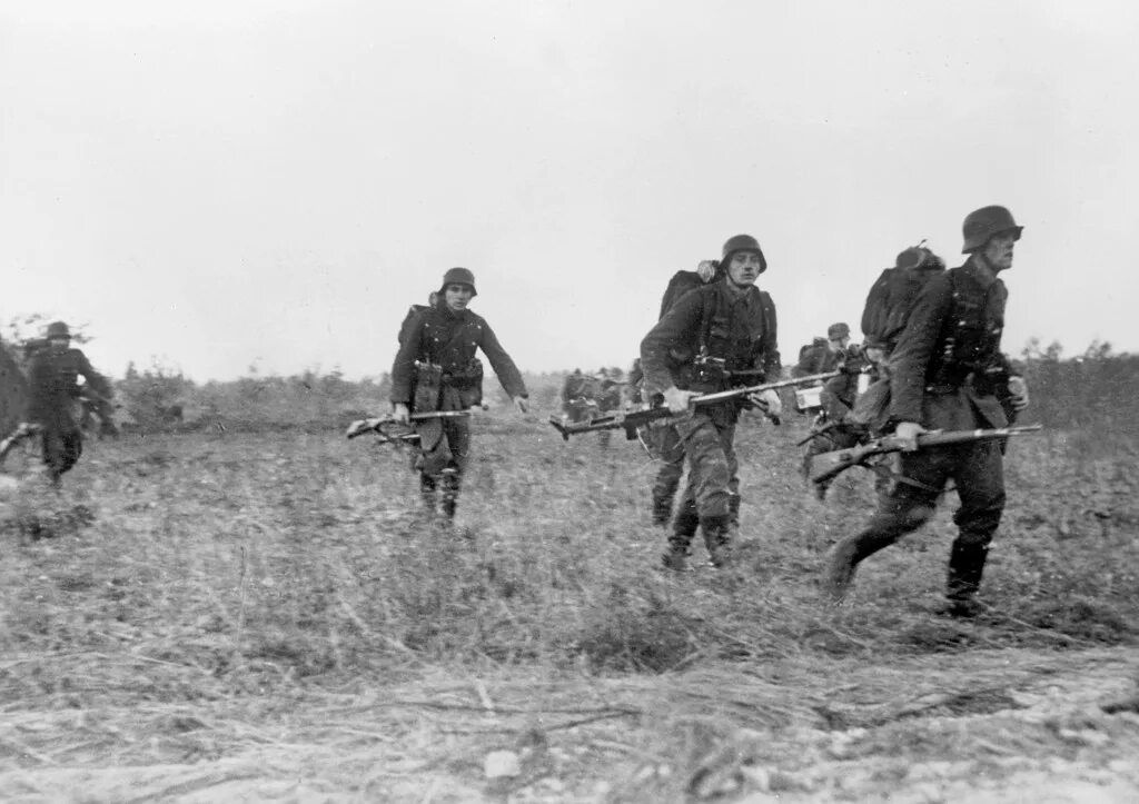 Солдаты вермахта 22 июня 1941. Пехота вермахта на Восточном фронте. Немецкая пехота атакует 1941. Немецкая пехота второй мировой войны.