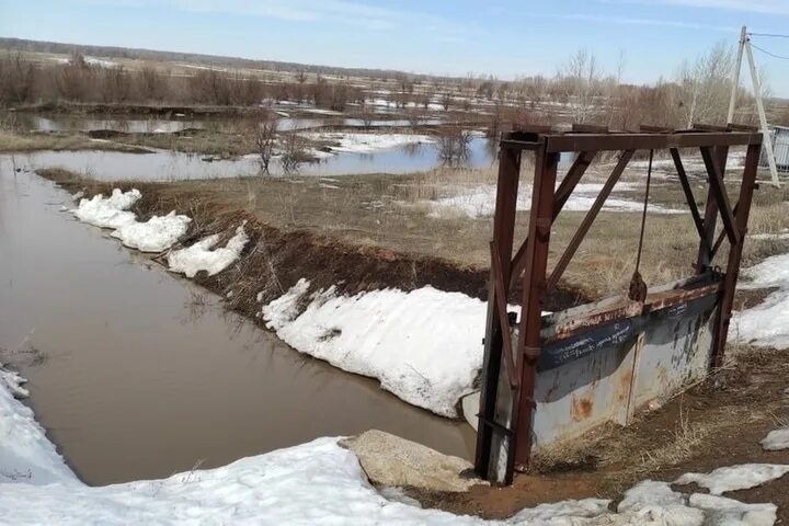 Дамба Кушкуль. Половодье в Оренбургской области. Плотина противопаводковая. Мост через речку.