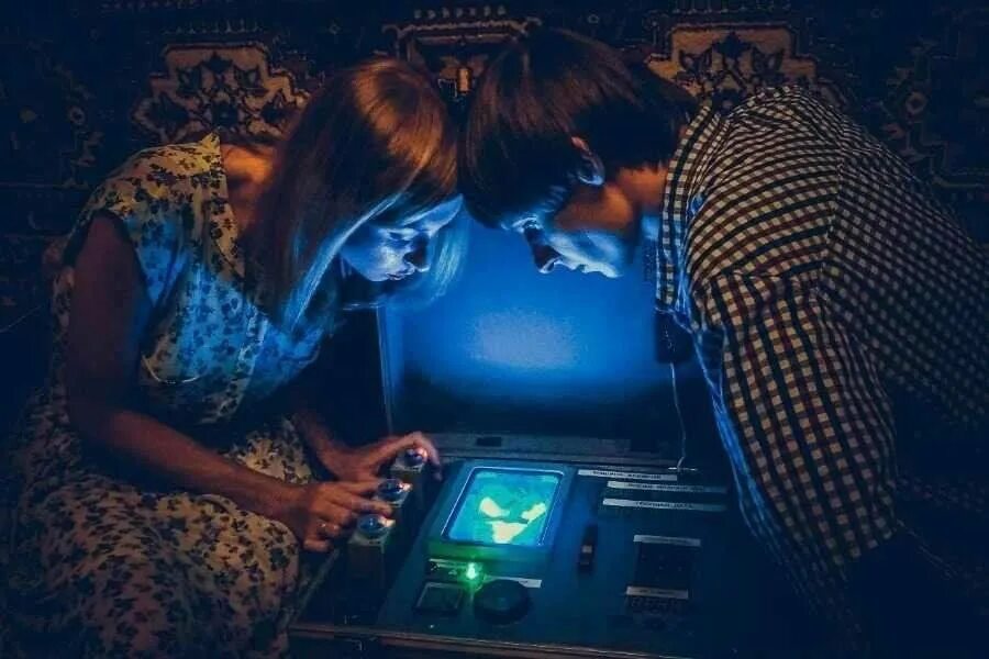 Рисованный квест. Квест 90-е. Квест машина времени. Квест автозомби москва. Квест машина dying.