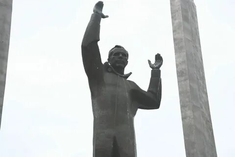 Памятник с поднятой рукой