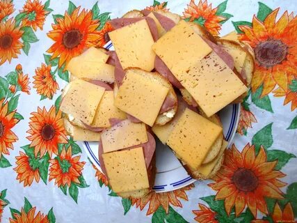 Хлеб с колбасой и сыром