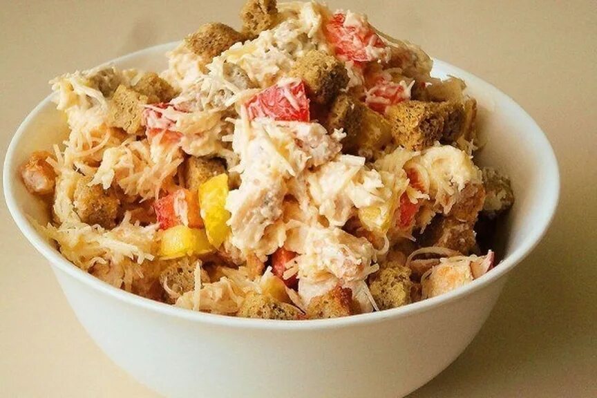 салат с копченой курицей и сухариками. салат с сухариками и копченой куриной грудкой. салат с сухариками и копченой куриной грудкой. салат с ананасом и курицей и сухариками. салат с ананасом и курицей и сухариками.
