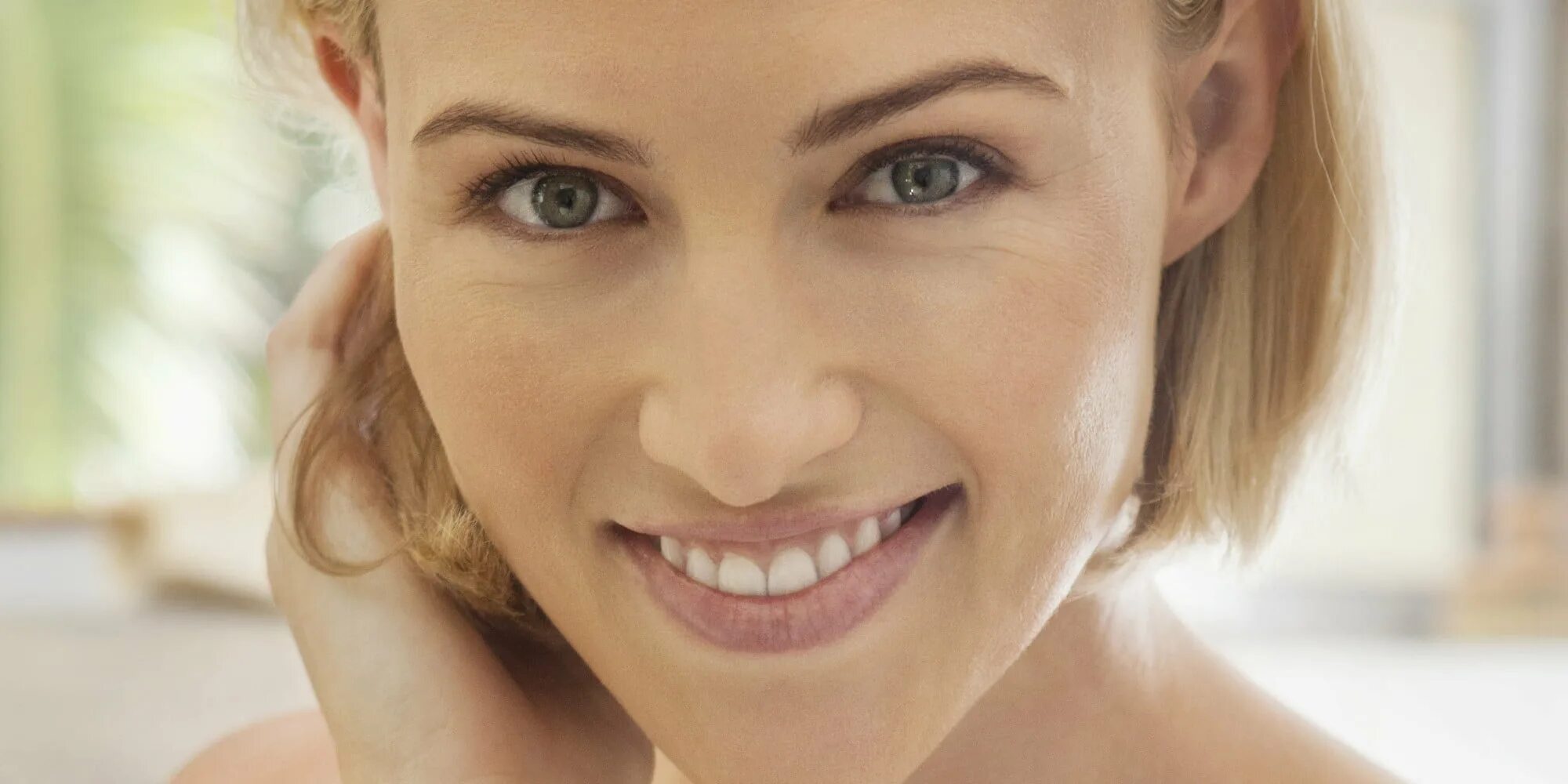 лицо обычной девушки. лицо девушки на белом фоне. красивые лица женщин после 40. красивая кожа. девушка брюнетка.