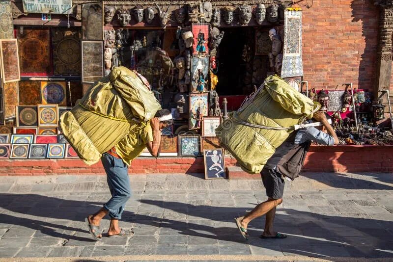 Loaded carry. Несет тяжелый мешок. Мужик несет тяжелый мешок. Тяжелый груз. Тяжелый груз на спине.