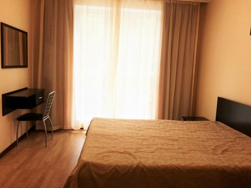 Комбинированные обои в интерьере. Комната щель. Отель платонов мамедова щель. Зонирование комнаты шторами. Комната щель.