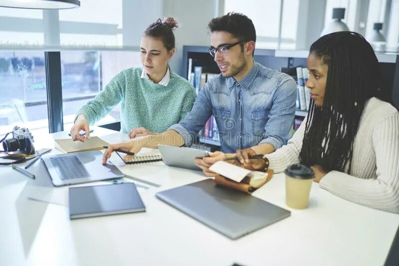 Бизнесмен взрослый. Менеджер читать. Тайм-менеджмент. Задумчивый бизнесмен. Умные картинки.