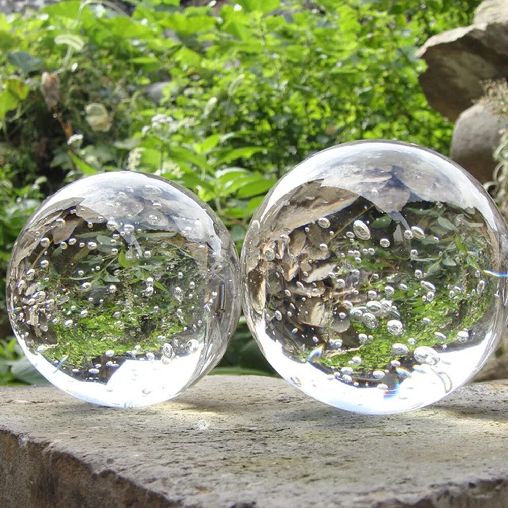 Большие стеклянные шары. Шар стеклянный. Стеклянные шарики прозрачные. Шары стеклянные в саду. Стеклянные шарики для декора.