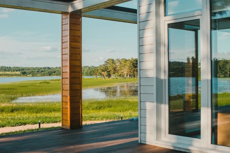 Green gold park. Селигере база отдыха с панорамными окнами. загородный комплекс “green ville” минск. дом с панорамным окнами на берегу озеро селигер. дом с панорамным окнами озеро селигер.