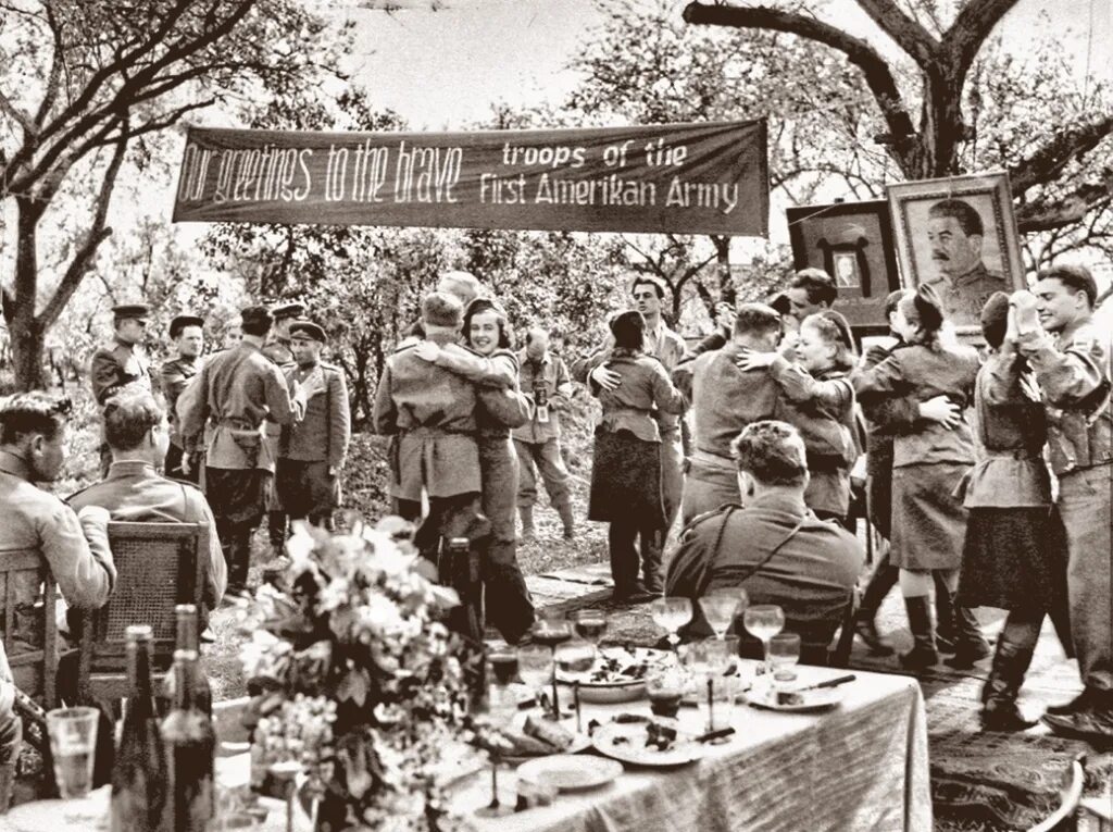 Немцы день победы. Встреча на Эльбе 1945. Фото встречи на Эльбе 1945. Встреча советских войск с союзниками.