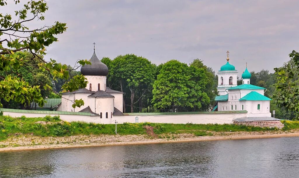 Монастырь на левом берегу. Мирожский монастырь Псков. Спасо-Преображенский Мирожский мужской монастырь. Спасо-Преображенский Мирожский мужской монастырь Псков. Мирожский монастырь во Пскове архитектура.